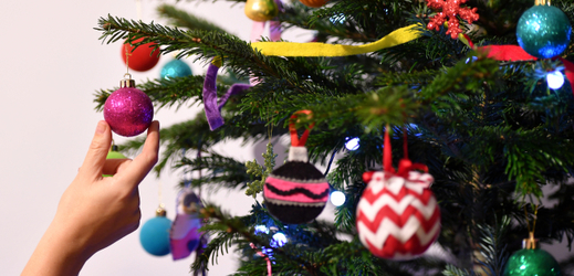 Z vánočních zvyků Češi nejvíc dodržují zdobení stromečku.