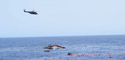Itálie zachránila 300 migrantů ve Středozemním moři (ilustrační foto).