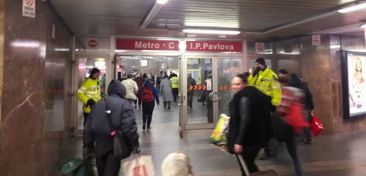 Stanice metra I. P. Pavlova byla ve čtvrtek dopoledne uzavřena kvůli nahlášenému podezřelému batohu.