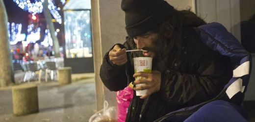 Některé obchody ve Francii přivítají i bezdomovce, kterým nabídnou kávu i teplé jídlo.