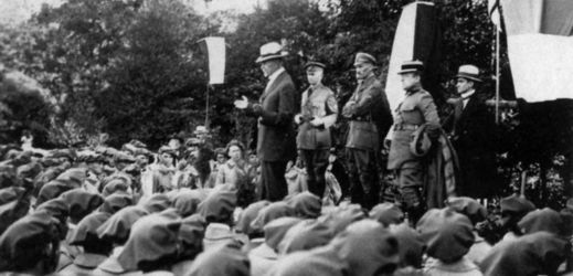 Masaryk mluví 7. 9. 1918 k čs. dobrovolníkům u Stamfordu v USA. Císař stojí první zprava (v bílém klobouku).