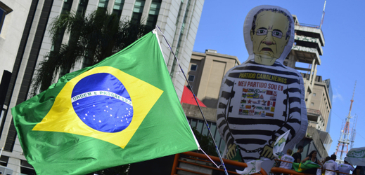 Brazilci protestují kvůli korupční kauze Lava Jato (Automyčka).