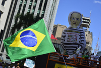 Brazilci protestují kvůli korupční kauze Lava Jato (Automyčka).