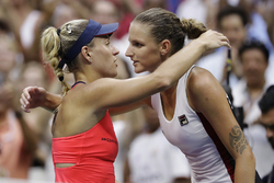 Česká tenistka Karolína Plíšková gratuluje Němce Angelique Kerberové k vítězství ve finále US Open.