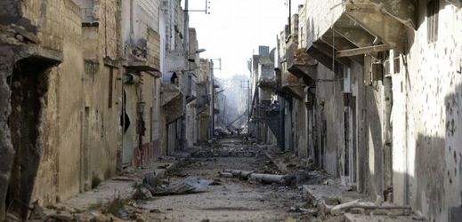 Zničené ulice v syrském Aleppu.