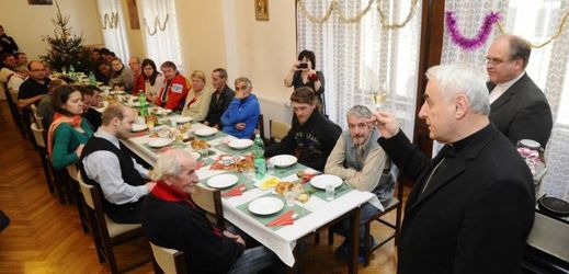 Na celém světě se v neděli na pozvání komunity Sant ́Egidio sešlo ke společnému obědu přibližně 240 tisíc lidí. (Na snímku sváteční oběd na faře kostela svatého Jakuba v centru Brna před dvěma lety).