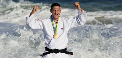 Český judista Lukáš Krpálek při focení se zlatou medailí v Riu de Janeiru.