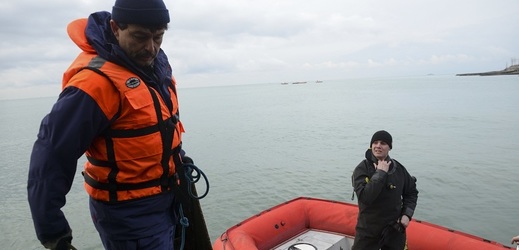 V Černém moři nacházejí pátrací týmy další těla obětí.