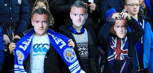 Fanoušci Leicesteru v maskách.