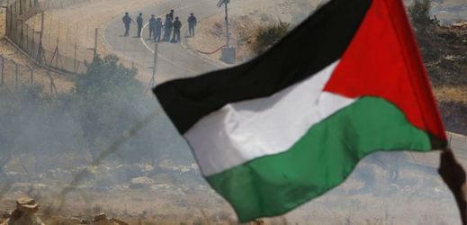 Palestinská vlajka na hranici s Izraelem (ilustrační foto).