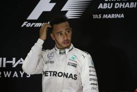 Lewis Hamilton a jeho utrápený výraz.