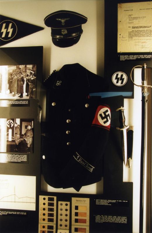 Uniforma, kterou měl Heydrich v den smrti na sobě.