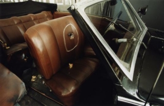 Díra v sedadle auta, které Heydricha vezlo.
