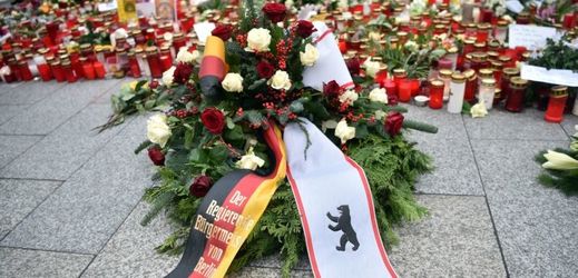 V Berlíně lidé nadále zapalují svíčky a nosí květiny.