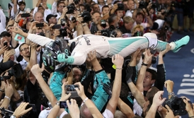 Nico Rosberg slaví titul mistra světa.