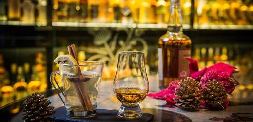 Whisky, alkoholický nápoj destilovaný z obilnin, zrající v dřevěných (nejčastěji dubových) sudech.