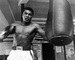 3. červen - největší bitva Muhammada Aliho? Neodehrála se v ringu, ale mimo něj. Boxerská legenda vedla neskutečně dlouhý boj s Parkinsonovou nemocí, který se uzavřel po více než třech desetiletích, kdy někdejší šampion těžké váhy zemřel na následky dýchacích potíží ve věku 74 let.