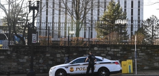 Policejní auto před ruskou ambasádou ve Washingtonu.