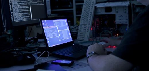 Škodlivý program, který byl nalezen v počítači používá podle americké vlády Rusko při hackerských útocích (ilustrační foto).