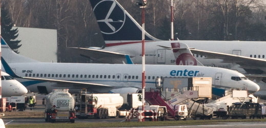 Letadlo společnosti Enter Air na letišti ve Varšavě.
