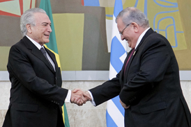 Brazilský prezident Michel Temer (vlevo) s diplomatem Kyriakosem Amiridisem.