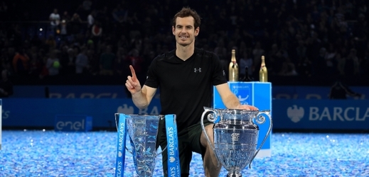 Andy Murray s letošními trofejemi. 