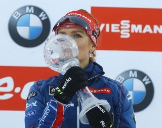 Česká biatlonistka Gabriela Koukalová a její radost po zisku křišťálového glóbu.
