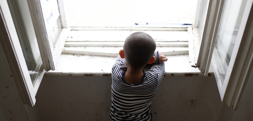 Malý chlapec v uprchlickém centru ve městě Principovac. 
