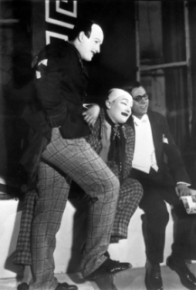 Na snímku z roku 1932 zleva herci a režiséři Jiří Voskovec a Jan Werich a skladatel Jaroslav Ježek v divadelním představení Caesar Osvobozeného divadla.
