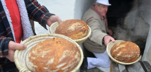 Pečením chleba v obecní peci se symbolicky rozloučili v Lenoře s uplynulým rokem. Pec byla na návsi vybudována v roce 1837, aby sloužila veřejnosti. Nyní o ni pečuje pekař Augustin Sobotovič (na snímku).