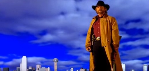 Chuck Norris jako texaský ranger Cordell Walker, kladný hrdina s železnými pěstmi.
