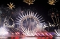 Britská metropole nový rok pozdravila pyrotechnickou show na pozadí největšího evropského vyhlídkového kola - 135 metrů vysokého Londýnského oka. Dvanáctiminutový ohňostroj byl mimo jiné připomínkou loni zesnulých popových celebrit - Prince, Davida Bowieho či George Michaela.