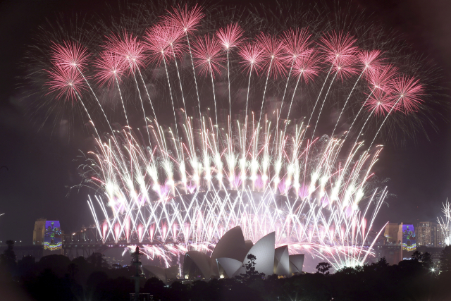 V centru Sydney sledovalo pyrotechnickou show více než milion lidí. Na dosud největší ohňostroj k uvítání nového roku místní radnice vydala v přepočtu téměř 130 milionů korun.