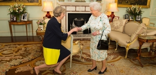 Britská premiérka Theresa Mayová u královny Alžběty II.