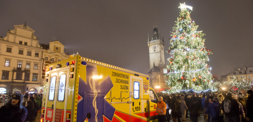 Speciální bezpečnostní opatření přichystali kvůli oslavám Silvestra v Praze policisté, záchranáři i hasiči. Na snímku sanitka na Staroměstském náměstí.