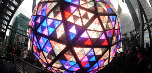 Newyorská kaleidoskopická klesající koule.
