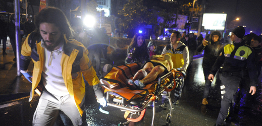 Záchranáři ošetřují zraněnoé po novoročním útoku v populárním nočním klubu v Istanbulu.
