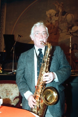 Spisovatel Josef Škvorecký oslavil své 70. narozeniny v rodném městě, v Náchodě, v náchodském divadle. Zahrál si zde i na saxofon.