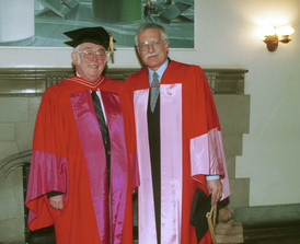 Na snímku emeritní profesor katedry angličtiny na Torontské univerzitě v Kanadě český spisovatel a vydavatel žijící v Torontu Josef Škvorecký (vlevo) a tehdejší premiér ČR Václav Klaus, který převzal titul doktor práv honoris causa.