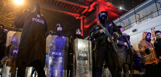 Turecká policie zasahuje na místě činu v istanbulském nočním klubu Reina.