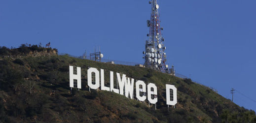 Slavný nápis Hollywood pozměnil neznámý vtipálek.