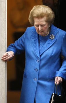 V saku Thatcherové objevili kurátoři muzea dvě malé pastilky proti kašli.
