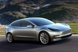 Na elektromobil Tesla Model 3 už zákazníci čekají.
