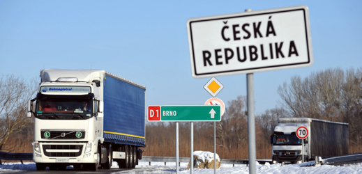 Situaci na českých silnicích zkomplikovaly intenzivní sněhové srážky.