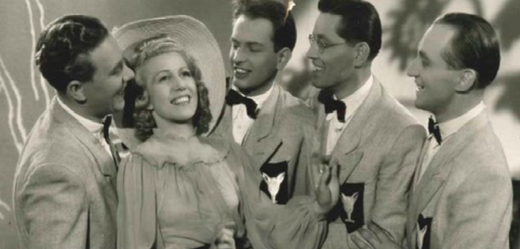 Inka Zemánková a Lišáci na snímku z filmu Hotel Modrá hvězda, ve kterém roku 1941 vystoupili se známou písní Slunečnice.
