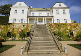 Na snímku jižní zahrady zámku Děčín, které byly nově rekonstruovány. Za doby socialismu, kdy byl zámek Děčín kasárnami, byly zahrady přeměněny na garáže, dílny a sklady.
