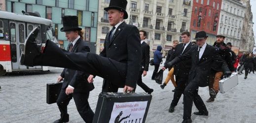 Účastníci pochodu napodobují styl chůze, který předvedl herec John Cleese v seriálu Monty Pythonův létající cirkus.