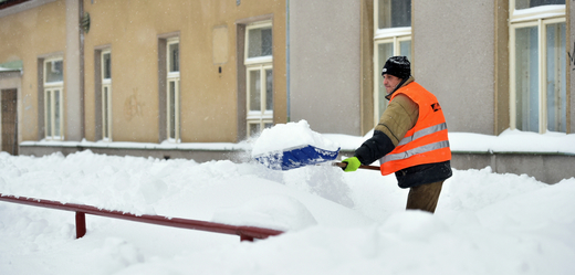 Česko zasypal sníh, zkomplikoval dopravu, uzavřel silnice.