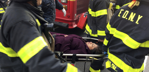 V New Yorku vykolejil vlak, přes 100 lidí se zranilo.