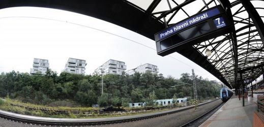 Nejlevnější nabídku na modernizaci tratě podal Metrostav a Swietelsky Rail. 